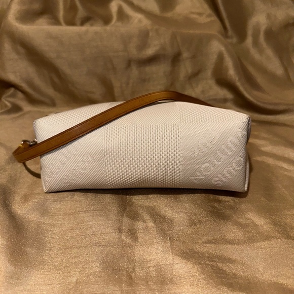 Louis Vuitton Damier Geant Americas Cup Pochette
Accessories Bag White (RARE) - Picture 7 of 12